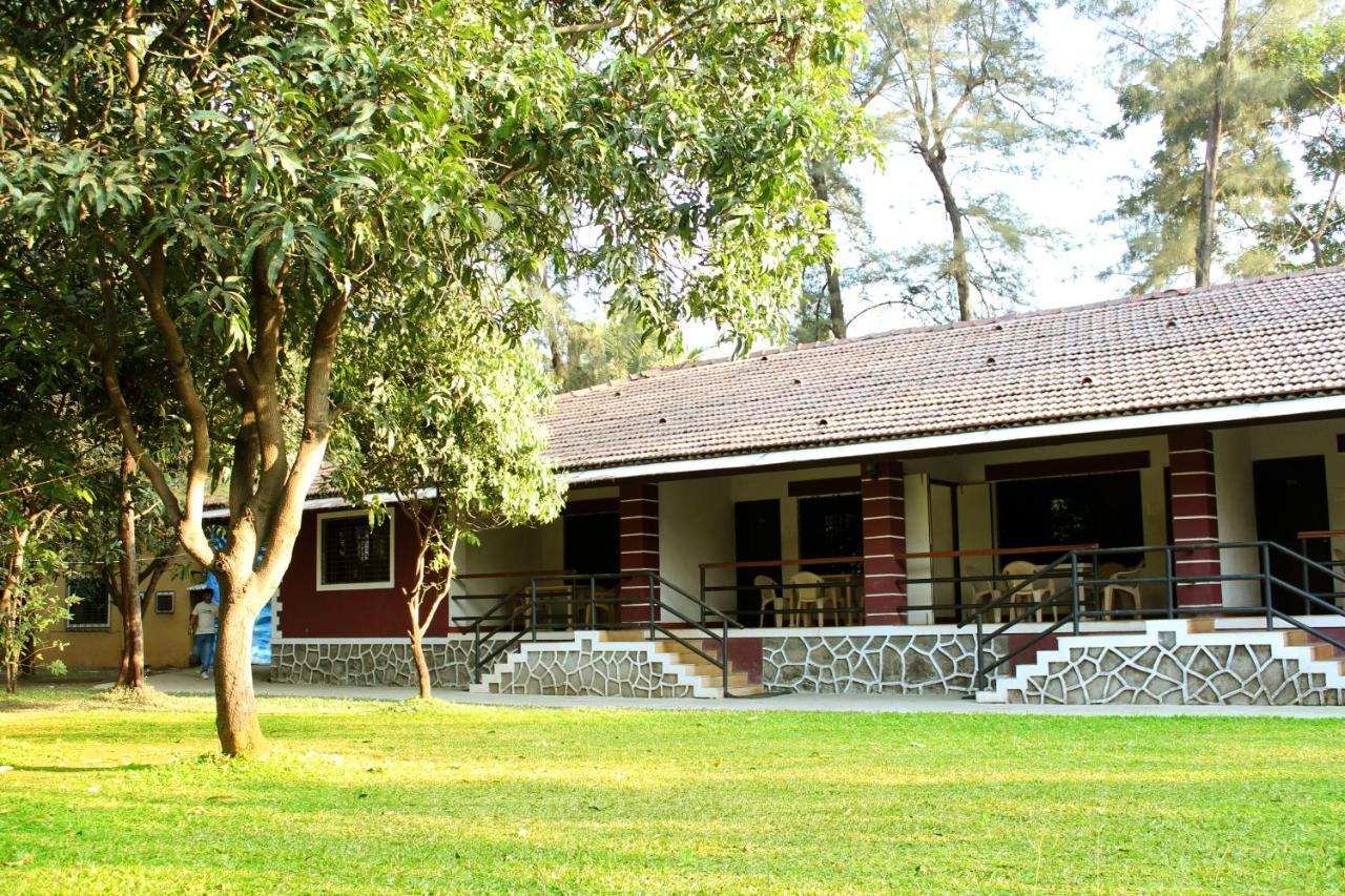 Pinewood Resort Karjat Exteriör bild