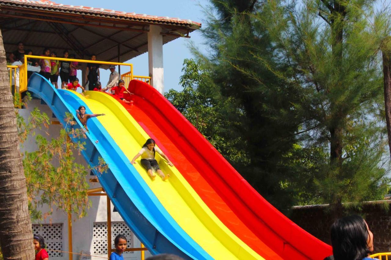 Pinewood Resort Karjat Exteriör bild