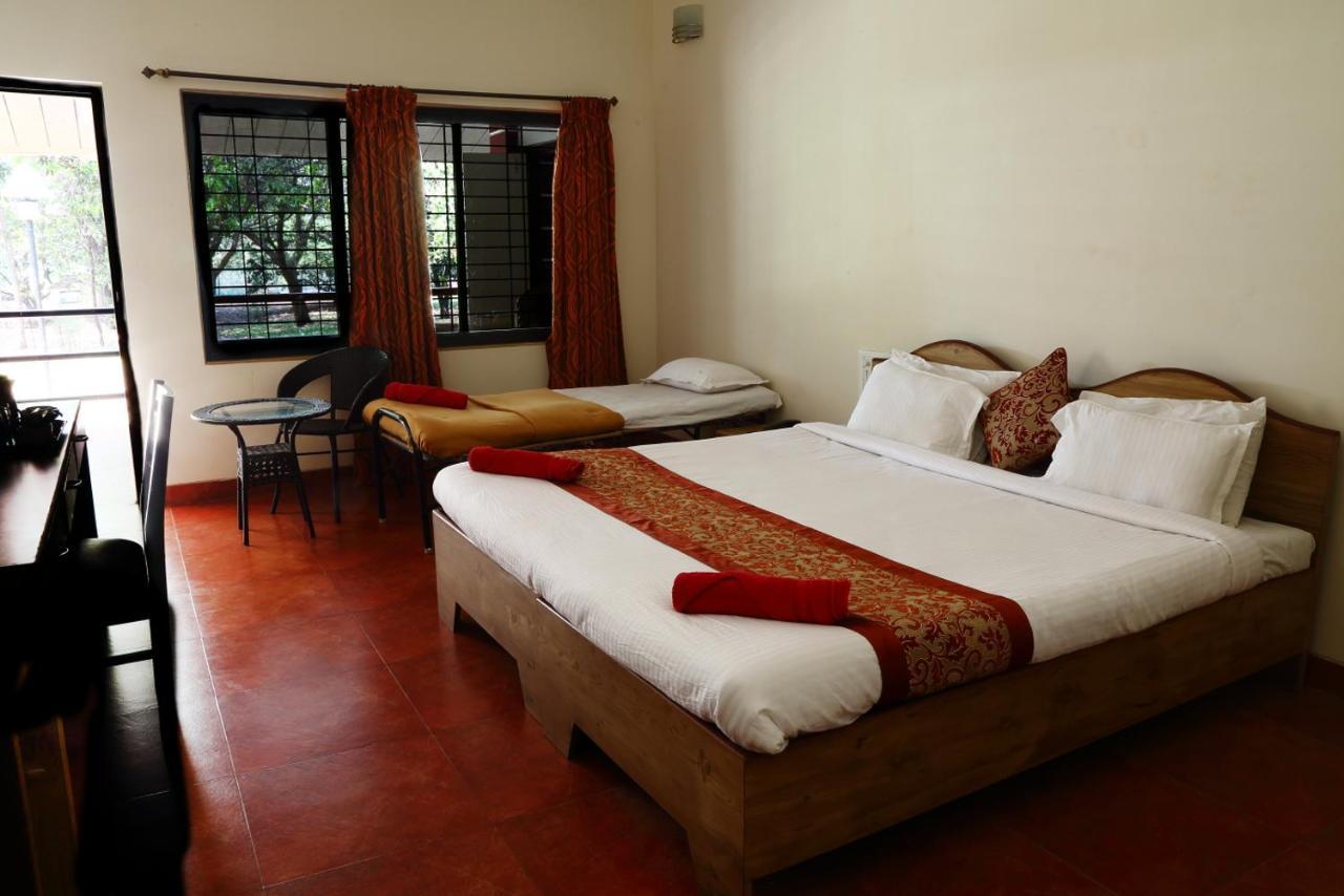 Pinewood Resort Karjat Exteriör bild