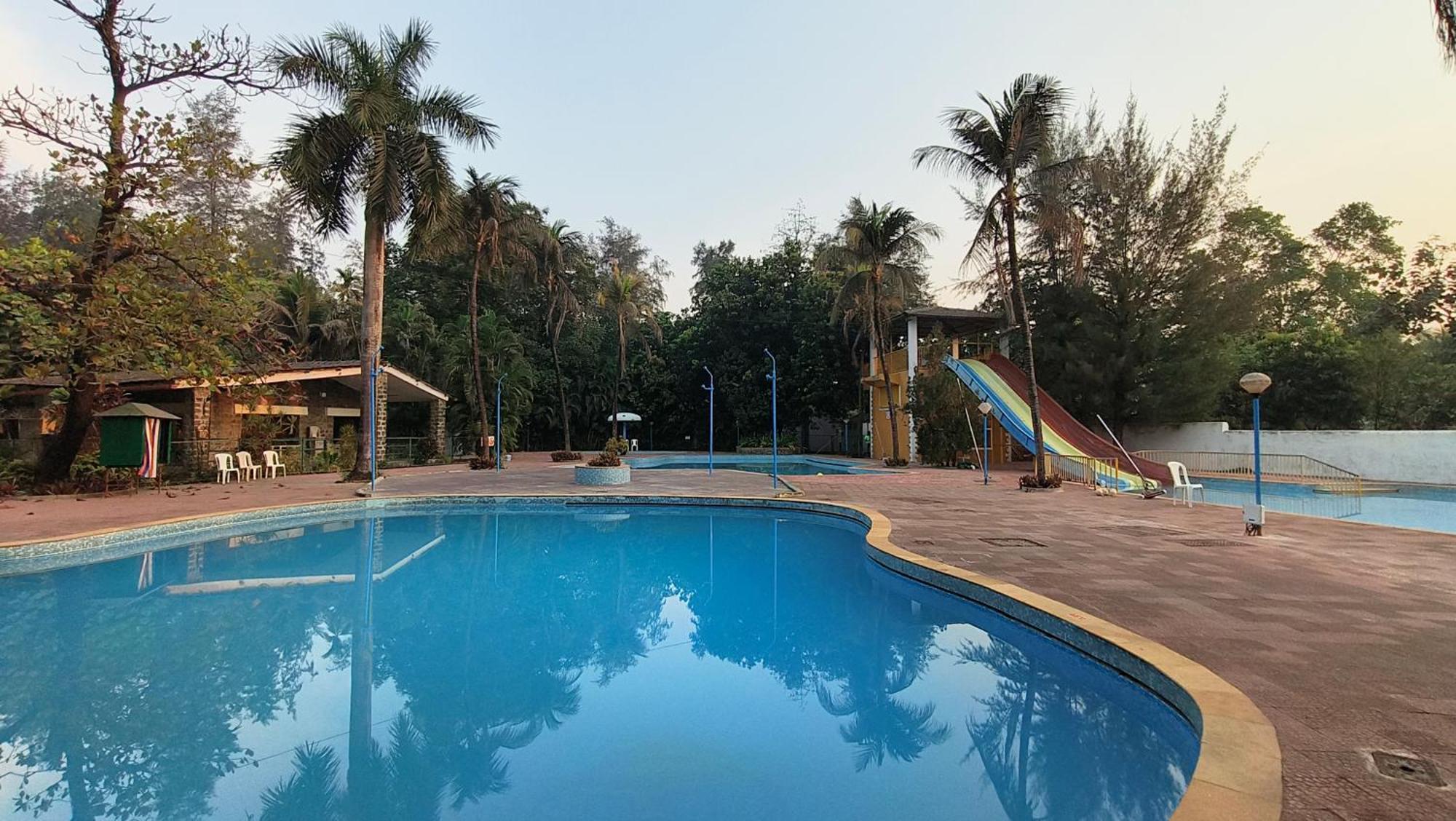 Pinewood Resort Karjat Exteriör bild