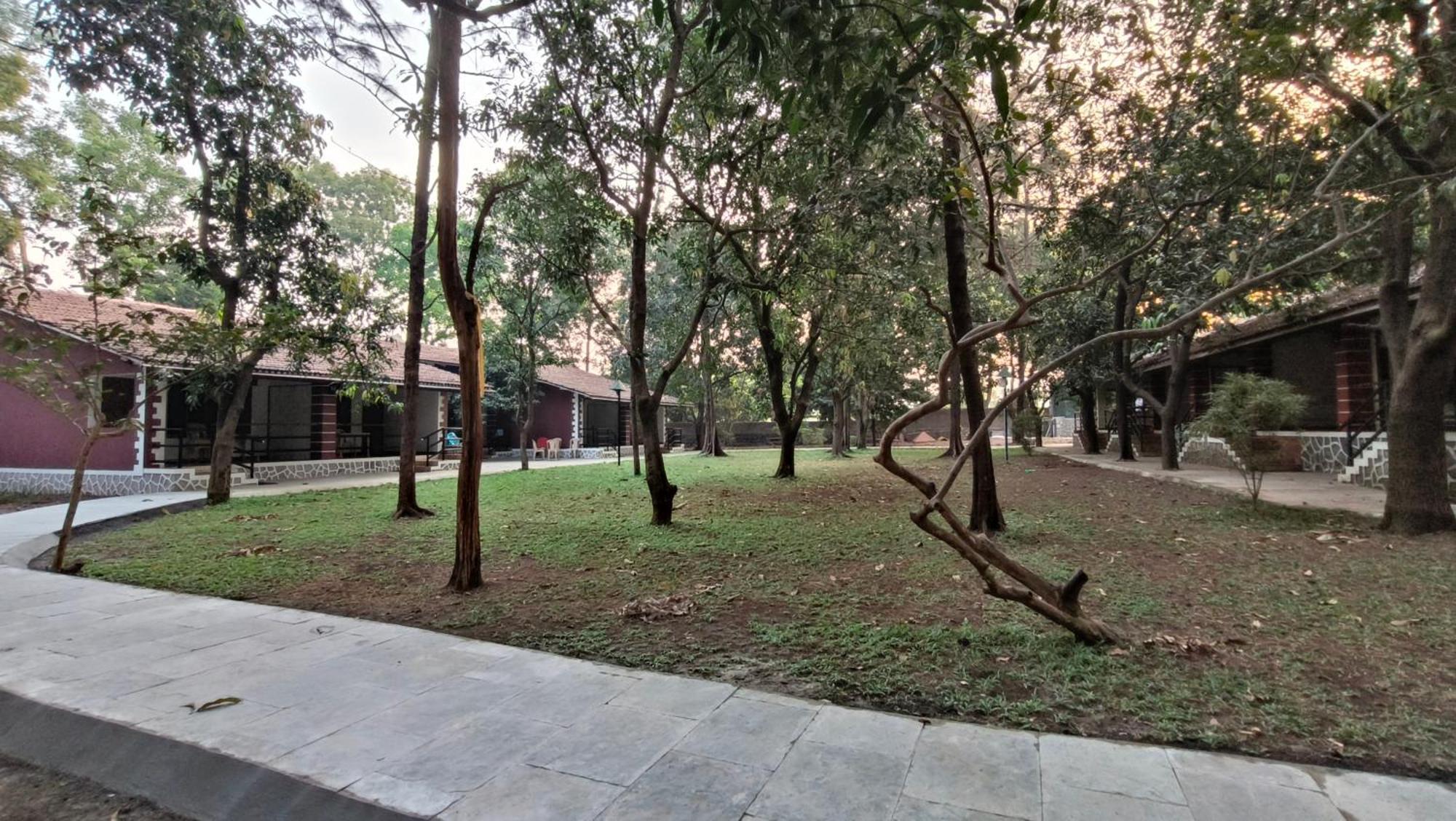 Pinewood Resort Karjat Exteriör bild